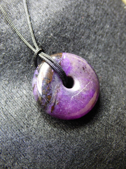 Sugilith Schutz Donut Edelstein Kristall Heilstein Rarität Selten Sammler Sugilit lila Anhänger rund Geschenk Mann Frau Er Sie Freund violet - Art of Nature Berlin