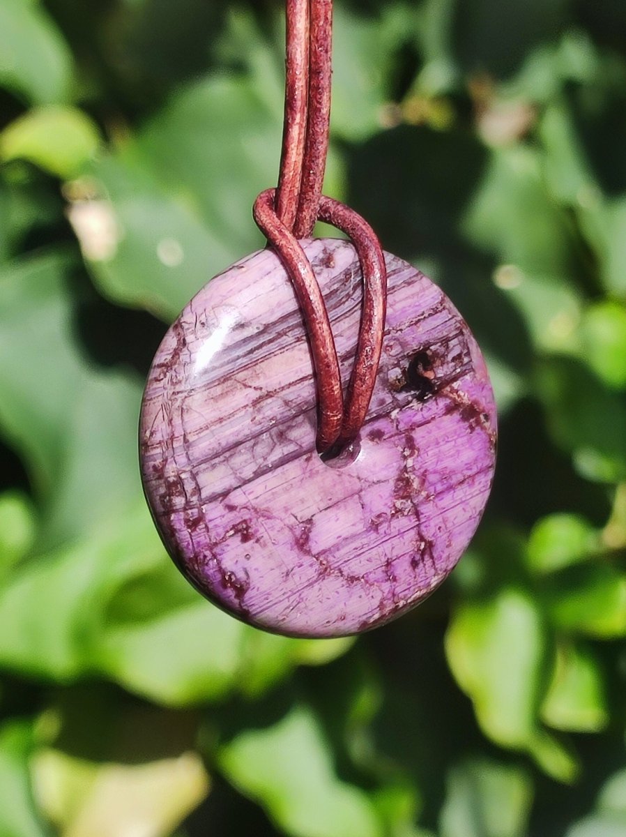 Sugilith Schutz Donut Edelstein Kristall Heilstein Rarität Selten Sammler Sugilit lila Anhänger rund Geschenk Mann Frau Er Sie Freund violet - Art of Nature Berlin