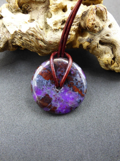 Sugilith Schutz Donut Edelstein Kristall Heilstein Rarität Selten Sammler Sugilit lila Anhänger rund Geschenk Mann Frau Er Sie Freund violet - Art of Nature Berlin