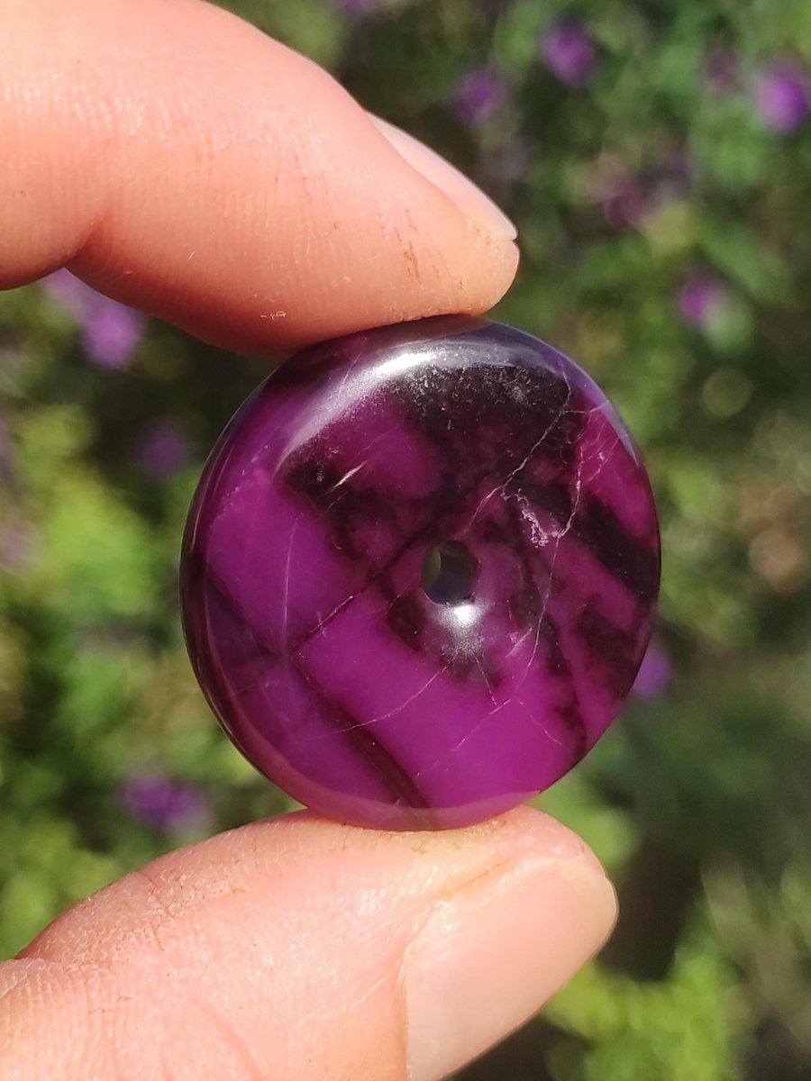 Sugilith Schutz Donut Edelstein Kristall Heilstein Rarität Selten Sammler Sugilit lila Anhänger rund Geschenk Mann Frau Er Sie Freund violet - Art of Nature Berlin