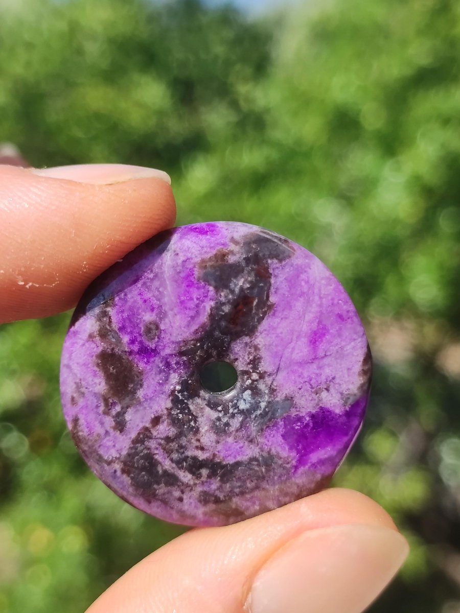 Sugilith Schutz Donut Edelstein Kristall Heilstein Rarität Selten Sammler Sugilit lila Anhänger rund Geschenk Mann Frau Er Sie Freund violet - Art of Nature Berlin