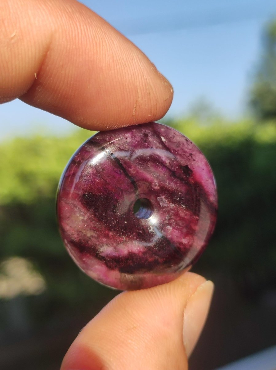 Sugilith Schutz Donut Edelstein Kristall Heilstein Rarität Selten Sammler Sugilit lila Anhänger rund Geschenk Mann Frau Er Sie Freund violet - Art of Nature Berlin