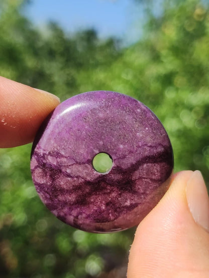 Sugilith Schutz Donut Edelstein Kristall Heilstein Rarität Selten Sammler Sugilit lila Anhänger rund Geschenk Mann Frau Er Sie Freund violet - Art of Nature Berlin