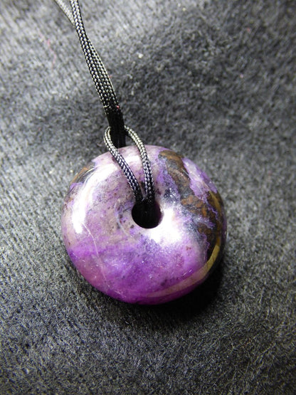 Sugilith Schutz Donut Edelstein Kristall Heilstein Rarität Selten Sammler Sugilit lila Anhänger rund Geschenk Mann Frau Er Sie Freund violet - Art of Nature Berlin