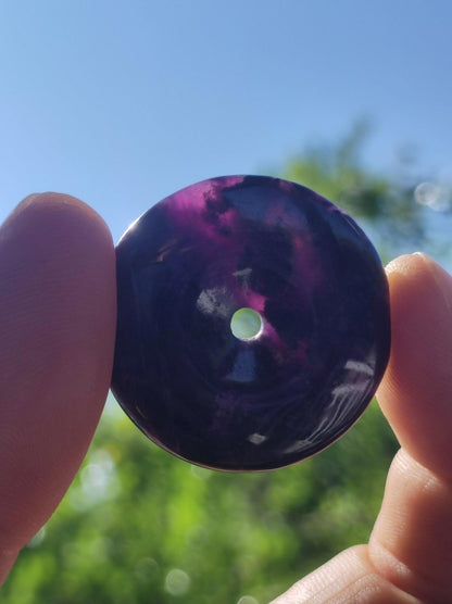 Sugilith Schutz Donut Edelstein Kristall Heilstein Rarität Selten Sammler Sugilit lila Anhänger rund Geschenk Mann Frau Er Sie Freund violet - Art of Nature Berlin