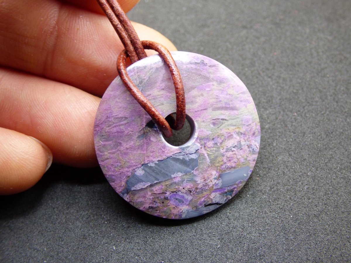 Sugilith Schutz Donut Edelstein Kristall Heilstein Rarität Selten Sammler Sugilit lila Anhänger rund Geschenk Mann Frau Er Sie Freund violet - Art of Nature Berlin