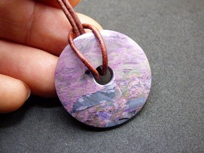 Sugilith Schutz Donut Edelstein Kristall Heilstein Rarität Selten Sammler Sugilit lila Anhänger rund Geschenk Mann Frau Er Sie Freund violet - Art of Nature Berlin