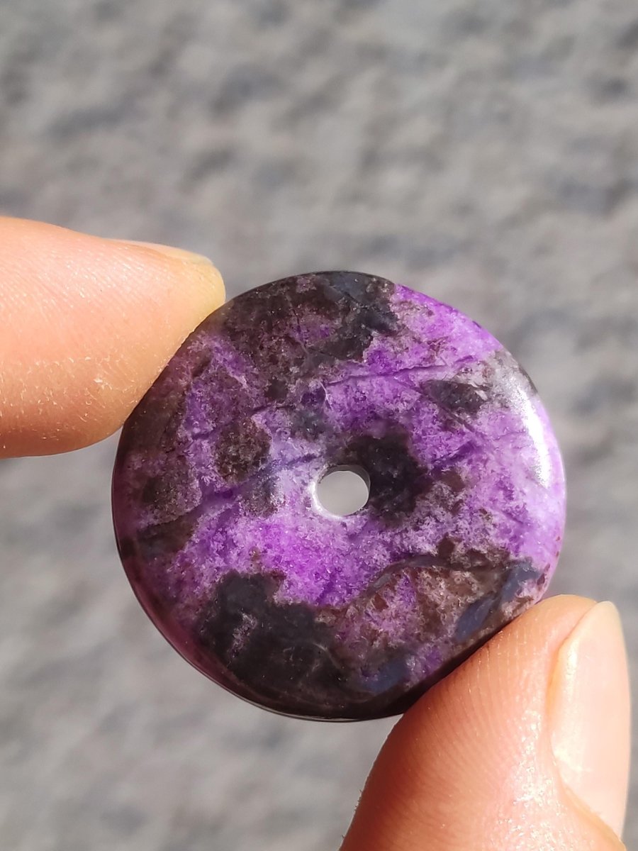 Sugilith Schutz Donut Edelstein Kristall Heilstein Rarität Selten Sammler Sugilit lila Anhänger rund Geschenk Mann Frau Er Sie Freund violet - Art of Nature Berlin