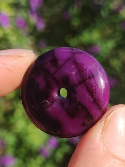 Sugilith Schutz Donut Edelstein Kristall Heilstein Rarität Selten Sammler Sugilit lila Anhänger rund Geschenk Mann Frau Er Sie Freund violet - Art of Nature Berlin