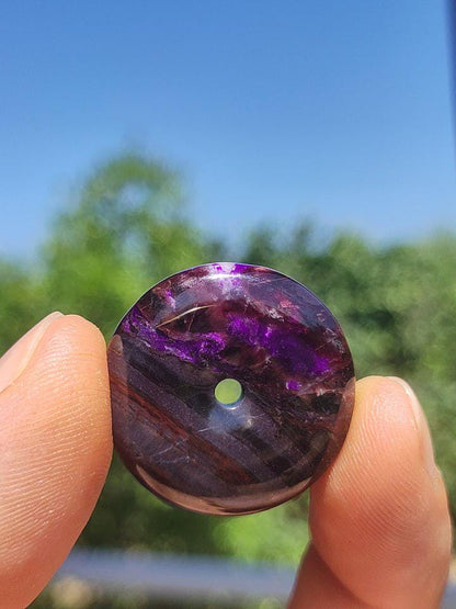 Sugilith Schutz Donut Edelstein Kristall Heilstein Rarität Selten Sammler Sugilit lila Anhänger rund Geschenk Mann Frau Er Sie Freund violet - Art of Nature Berlin