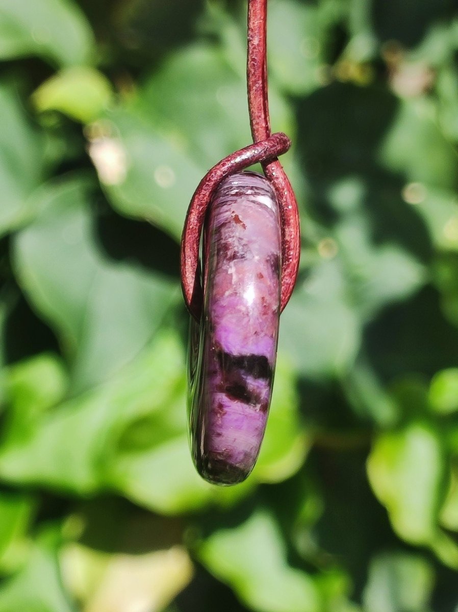 Sugilith Schutz Donut Edelstein Kristall Heilstein Rarität Selten Sammler Sugilit lila Anhänger rund Geschenk Mann Frau Er Sie Freund violet - Art of Nature Berlin