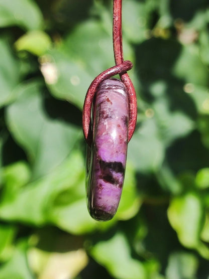 Sugilith Schutz Donut Edelstein Kristall Heilstein Rarität Selten Sammler Sugilit lila Anhänger rund Geschenk Mann Frau Er Sie Freund violet - Art of Nature Berlin