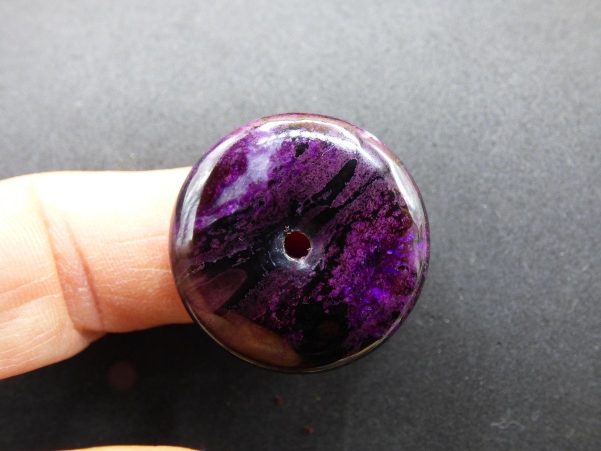 Sugilith Schutz Donut Edelstein Kristall Heilstein Rarität Selten Sammler Sugilit lila Anhänger rund Geschenk Mann Frau Er Sie Freund violet - Art of Nature Berlin