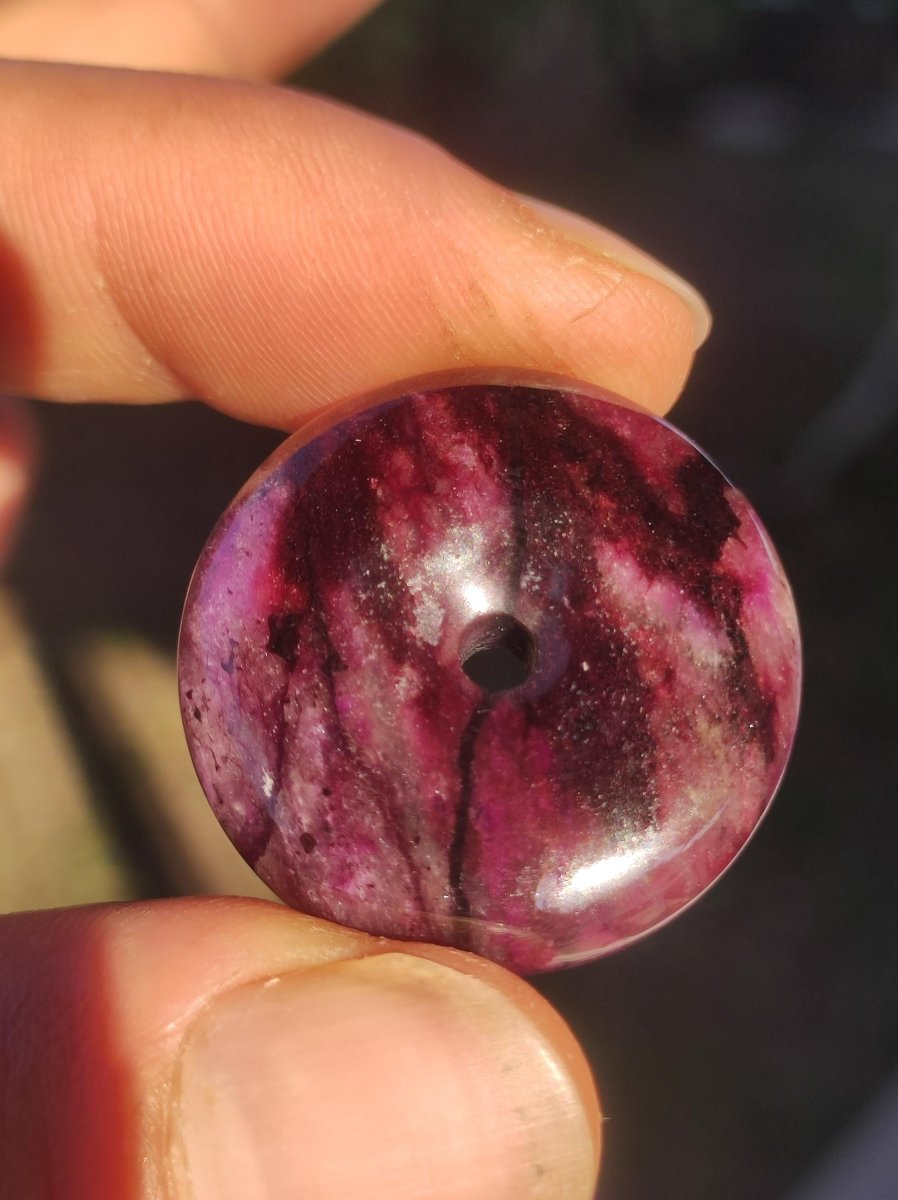 Sugilith Schutz Donut Edelstein Kristall Heilstein Rarität Selten Sammler Sugilit lila Anhänger rund Geschenk Mann Frau Er Sie Freund violet - Art of Nature Berlin