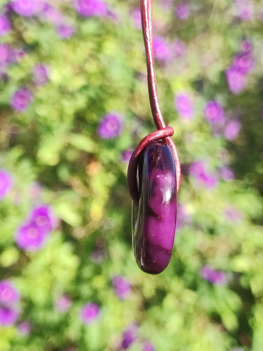 Sugilith Schutz Donut Edelstein Kristall Heilstein Rarität Selten Sammler Sugilit lila Anhänger rund Geschenk Mann Frau Er Sie Freund violet - Art of Nature Berlin