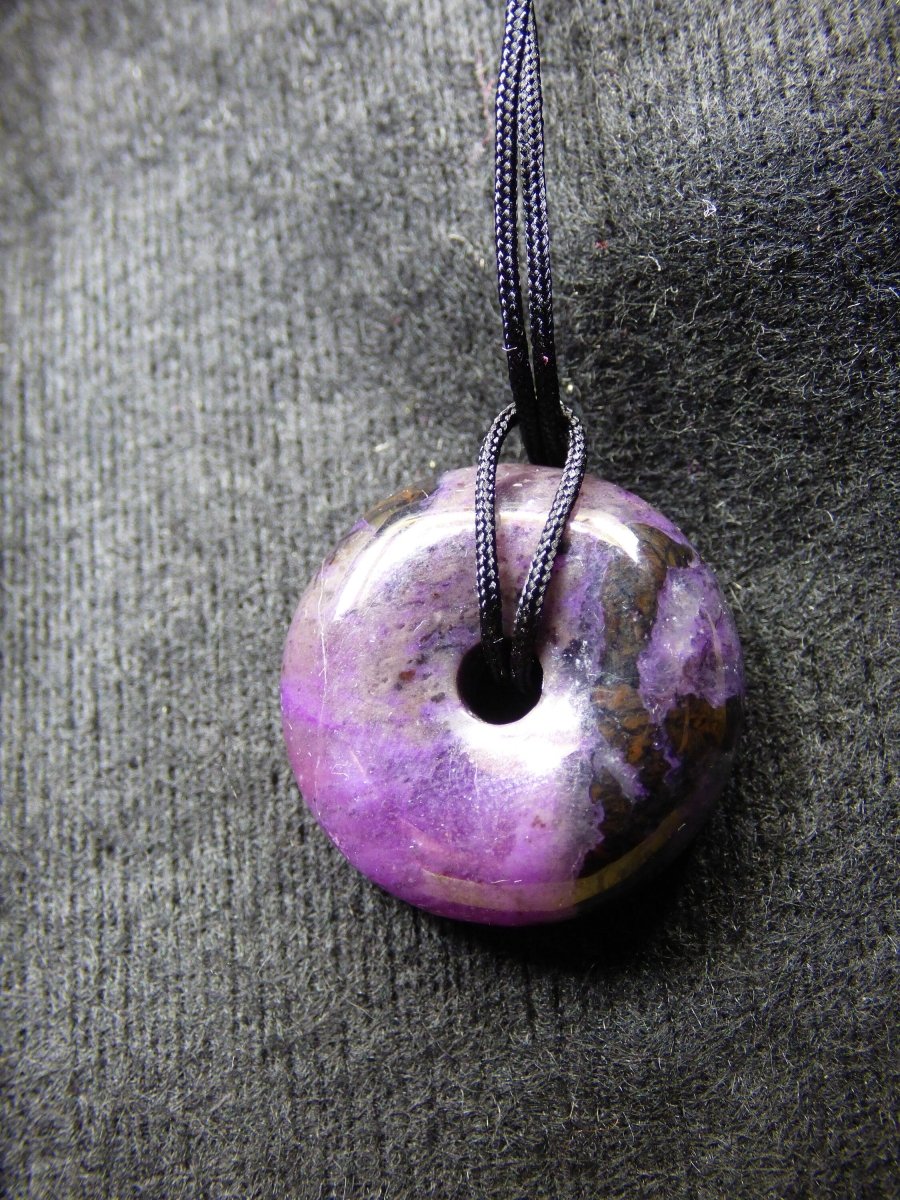 Sugilith Schutz Donut Edelstein Kristall Heilstein Rarität Selten Sammler Sugilit lila Anhänger rund Geschenk Mann Frau Er Sie Freund violet - Art of Nature Berlin