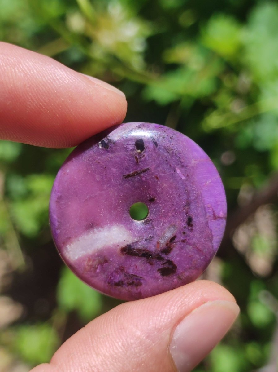 Sugilith Schutz Donut Edelstein Kristall Heilstein Rarität Selten Sammler Sugilit lila Anhänger rund Geschenk Mann Frau Er Sie Freund violet - Art of Nature Berlin