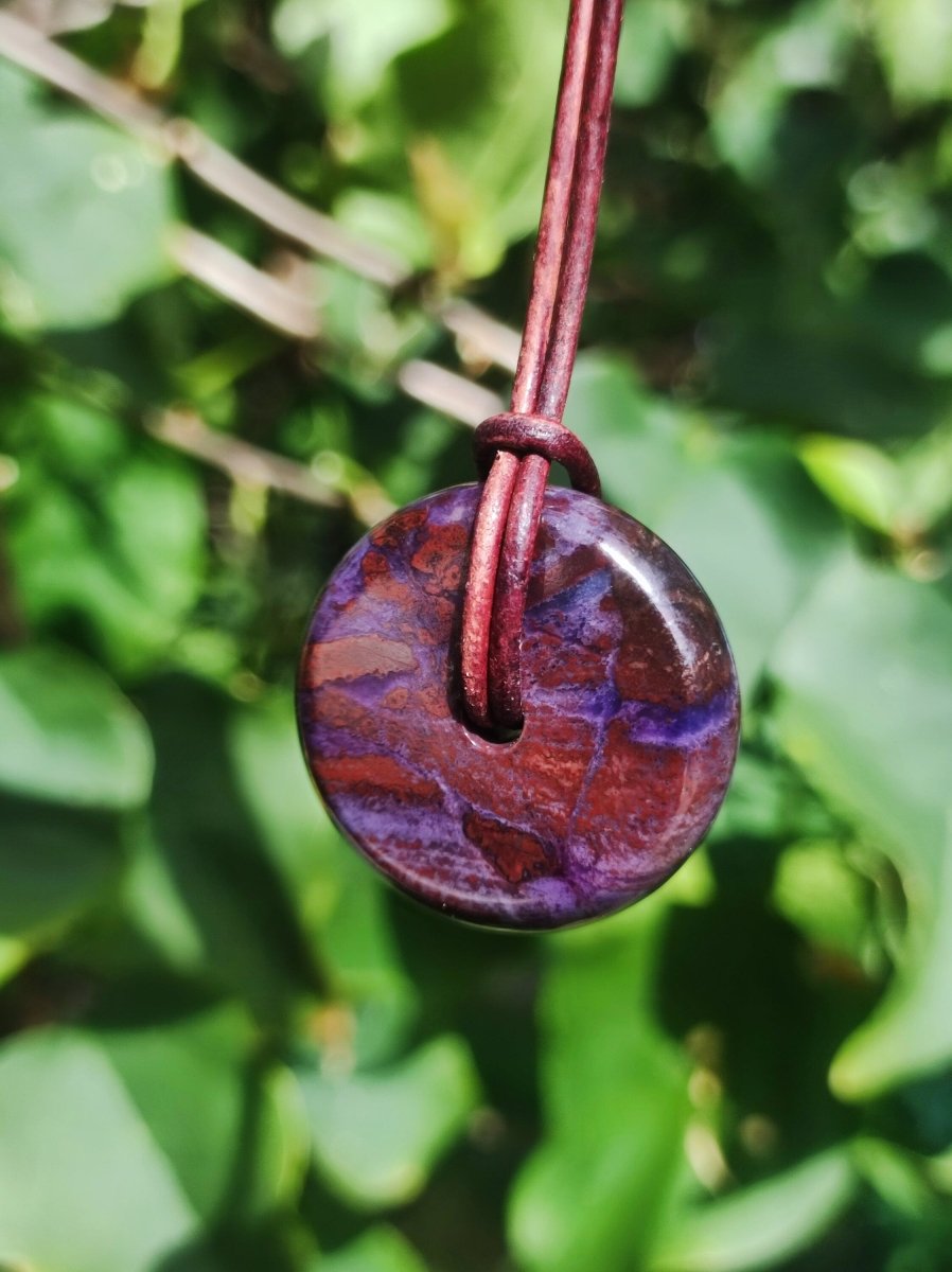 Sugilith Schutz Donut Edelstein Kristall Heilstein Rarität Selten Sammler Sugilit lila Anhänger rund Geschenk Mann Frau Er Sie Freund violet - Art of Nature Berlin