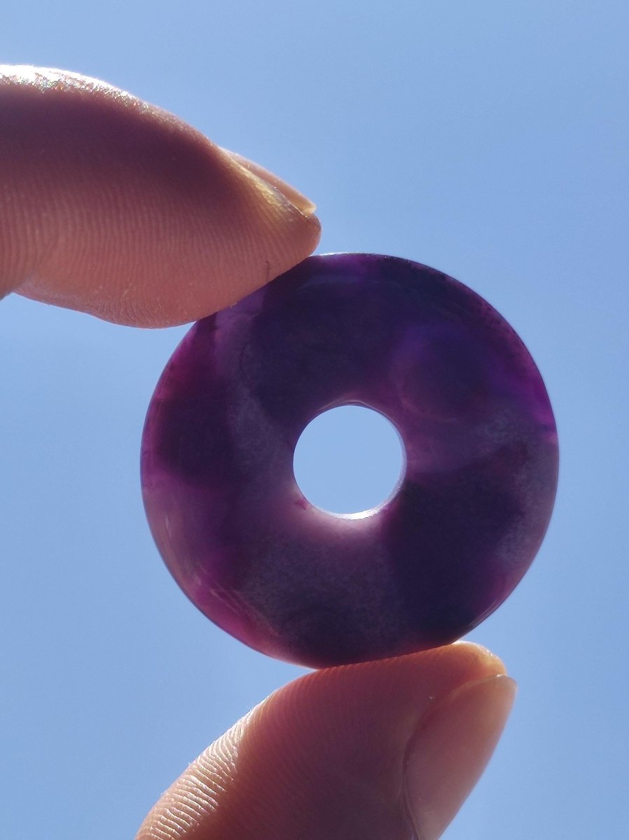 Sugilith Schutz Donut Edelstein Kristall Heilstein Rarität Selten Sammler Sugilit lila Anhänger rund Geschenk Mann Frau Er Sie Freund violet - Art of Nature Berlin