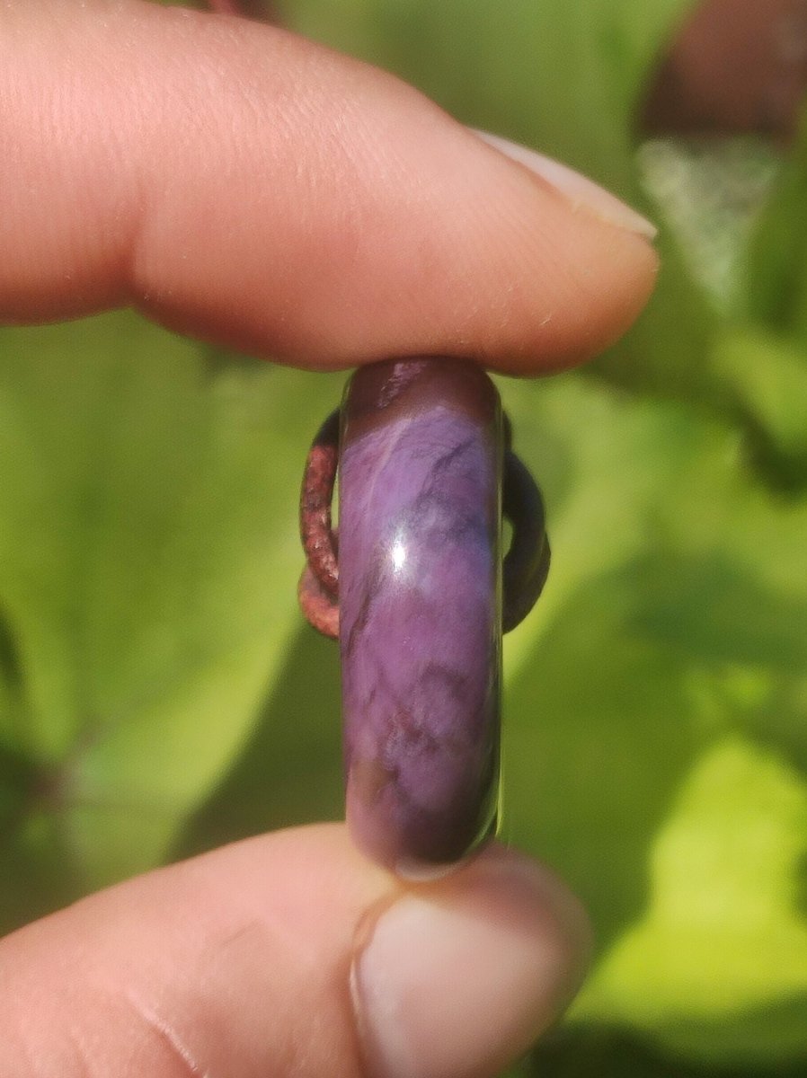 Sugilith Schutz Donut Edelstein Kristall Heilstein Rarität Selten Sammler Sugilit lila Anhänger rund Geschenk Mann Frau Er Sie Freund violet - Art of Nature Berlin