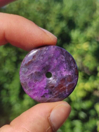 Sugilith Schutz Donut Edelstein Kristall Heilstein Rarität Selten Sammler Sugilit lila Anhänger rund Geschenk Mann Frau Er Sie Freund violet - Art of Nature Berlin