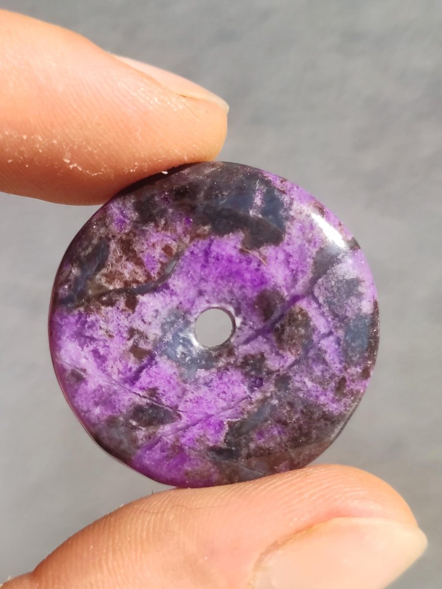 Sugilith Schutz Donut Edelstein Kristall Heilstein Rarität Selten Sammler Sugilit lila Anhänger rund Geschenk Mann Frau Er Sie Freund violet - Art of Nature Berlin