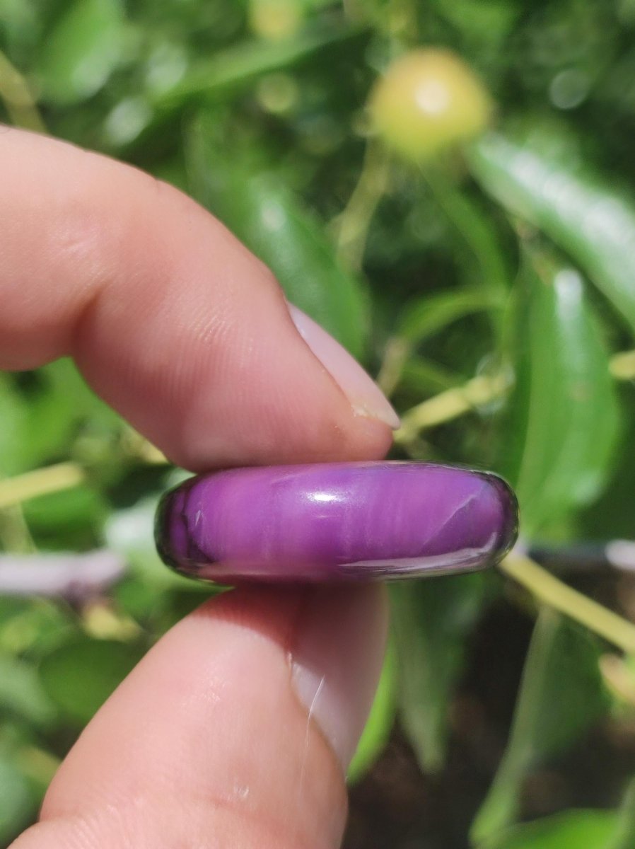 Sugilith Schutz Donut Edelstein Kristall Heilstein Rarität Selten Sammler Sugilit lila Anhänger rund Geschenk Mann Frau Er Sie Freund violet - Art of Nature Berlin