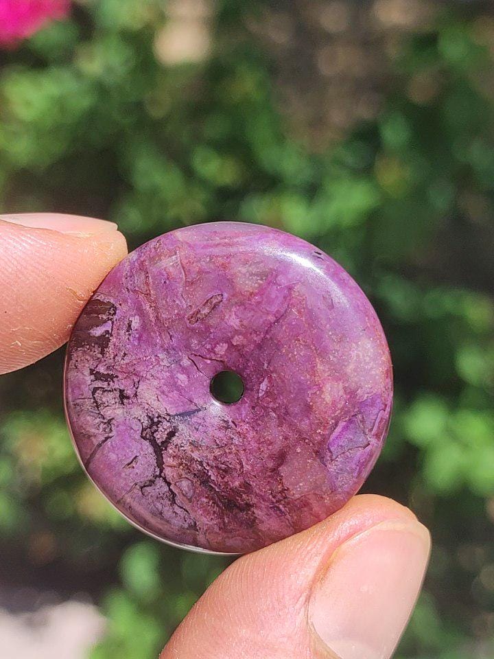 Sugilith Schutz Donut Edelstein Kristall Heilstein Rarität Selten Sammler Sugilit lila Anhänger rund Geschenk Mann Frau Er Sie Freund violet - Art of Nature Berlin