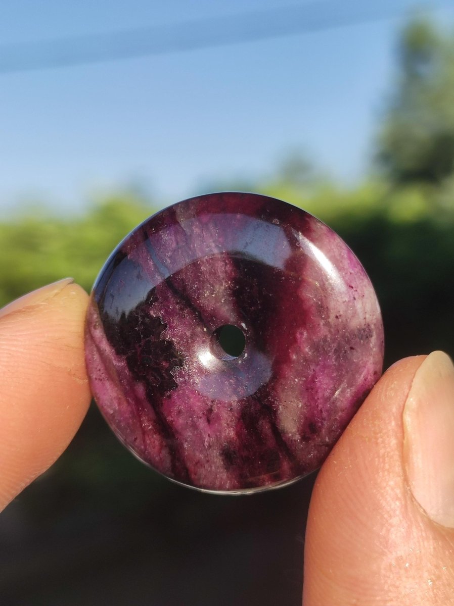 Sugilith Schutz Donut Edelstein Kristall Heilstein Rarität Selten Sammler Sugilit lila Anhänger rund Geschenk Mann Frau Er Sie Freund violet - Art of Nature Berlin