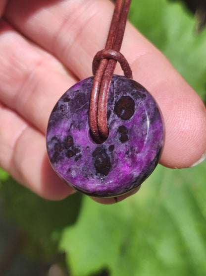 Sugilith Schutz Donut Edelstein Kristall Heilstein Rarität Selten Sammler Sugilit lila Anhänger rund Geschenk Mann Frau Er Sie Freund violet - Art of Nature Berlin