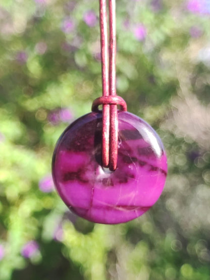 Sugilith Schutz Donut Edelstein Kristall Heilstein Rarität Selten Sammler Sugilit lila Anhänger rund Geschenk Mann Frau Er Sie Freund violet - Art of Nature Berlin