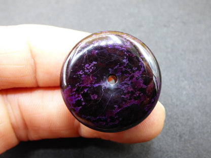 Sugilith Schutz Donut Edelstein Kristall Heilstein Rarität Selten Sammler Sugilit lila Anhänger rund Geschenk Mann Frau Er Sie Freund violet - Art of Nature Berlin