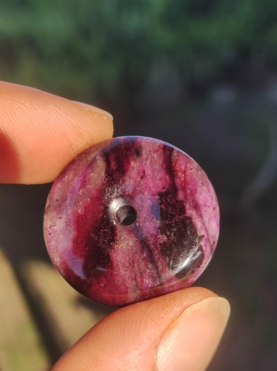 Sugilith Schutz Donut Edelstein Kristall Heilstein Rarität Selten Sammler Sugilit lila Anhänger rund Geschenk Mann Frau Er Sie Freund violet - Art of Nature Berlin