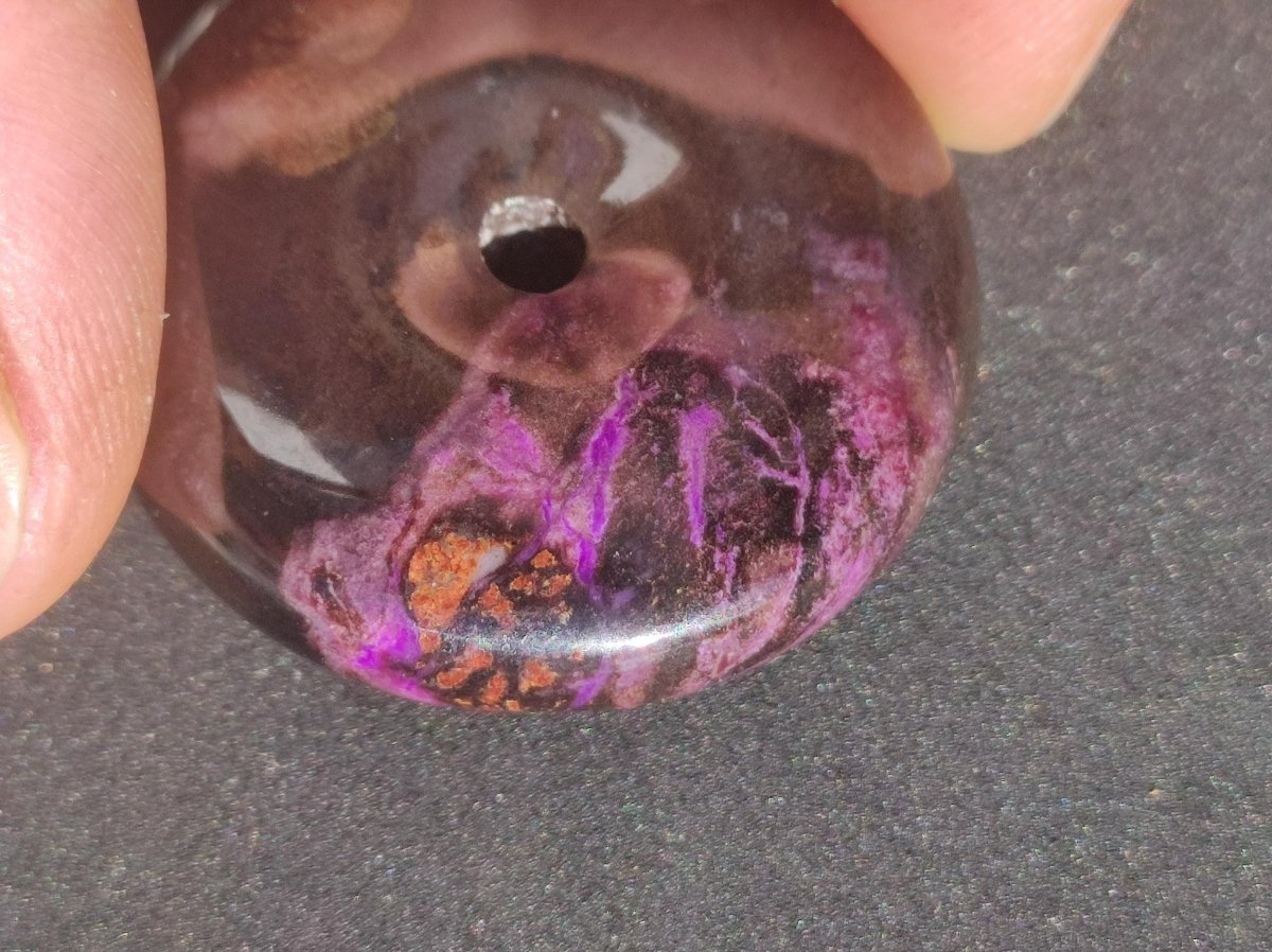 Sugilith Schutz Donut Edelstein Kristall Heilstein Rarität Selten Sammler Sugilit lila Anhänger rund Geschenk Mann Frau Er Sie Freund violet - Art of Nature Berlin