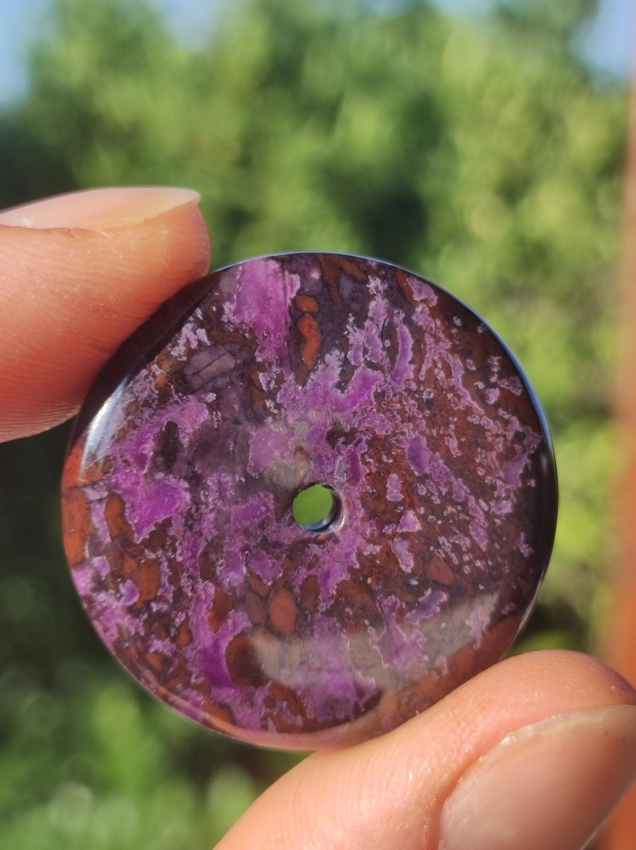 Sugilith Schutz Donut Edelstein Kristall Heilstein Rarität Selten Sammler Sugilit lila Anhänger rund Geschenk Mann Frau Er Sie Freund violet - Art of Nature Berlin