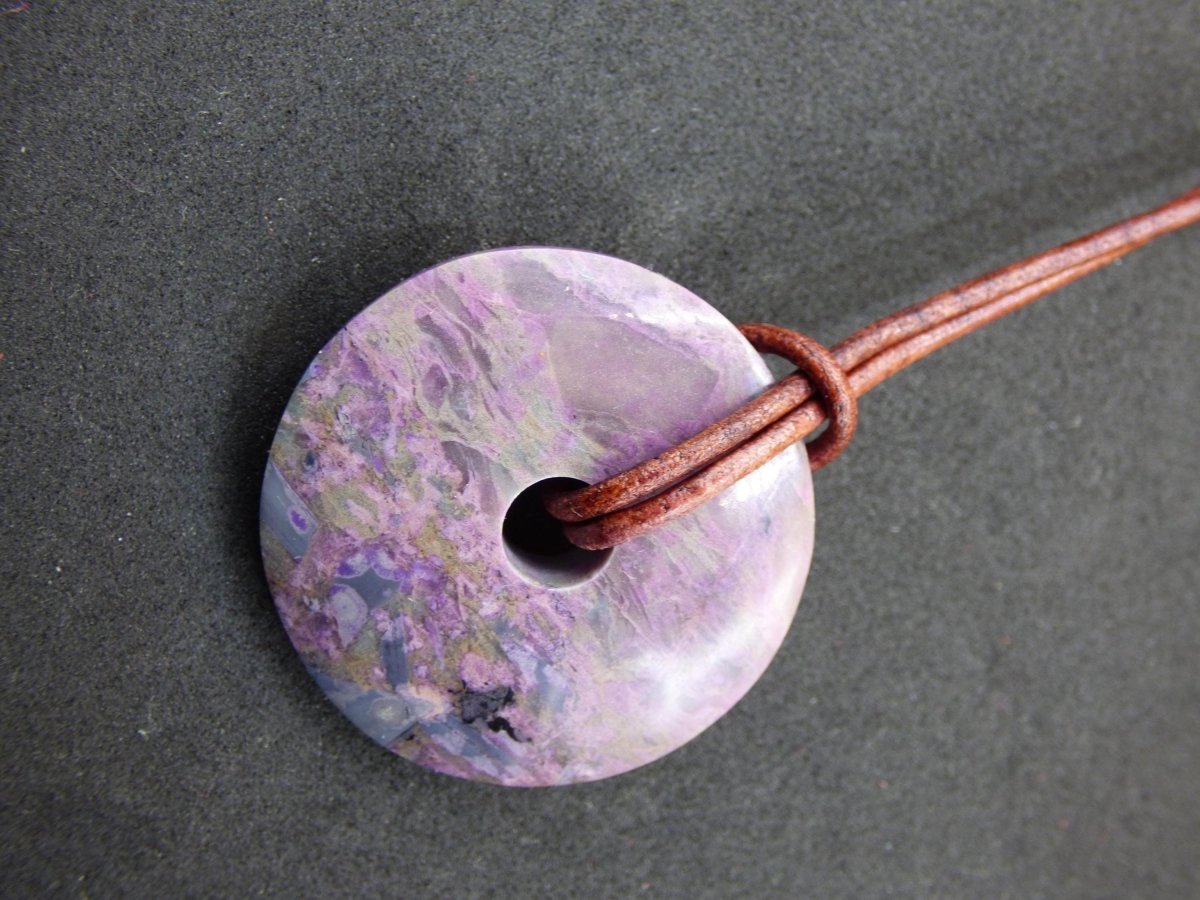 Sugilith Schutz Donut Edelstein Kristall Heilstein Rarität Selten Sammler Sugilit lila Anhänger rund Geschenk Mann Frau Er Sie Freund violet - Art of Nature Berlin