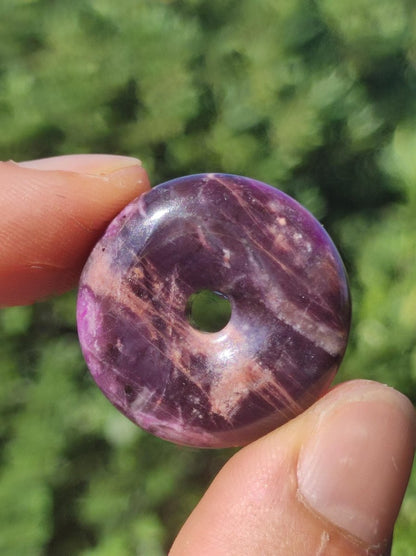 Sugilith Schutz Donut Edelstein Kristall Heilstein Rarität Selten Sammler Sugilit lila Anhänger rund Geschenk Mann Frau Er Sie Freund violet - Art of Nature Berlin