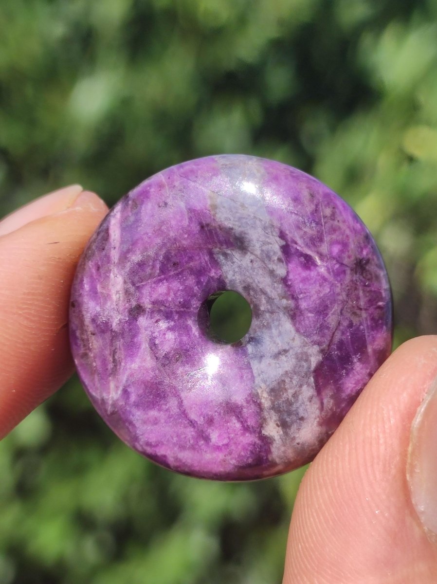 Sugilith Schutz Donut Edelstein Kristall Heilstein Rarität Selten Sammler Sugilit lila Anhänger rund Geschenk Mann Frau Er Sie Freund violet - Art of Nature Berlin