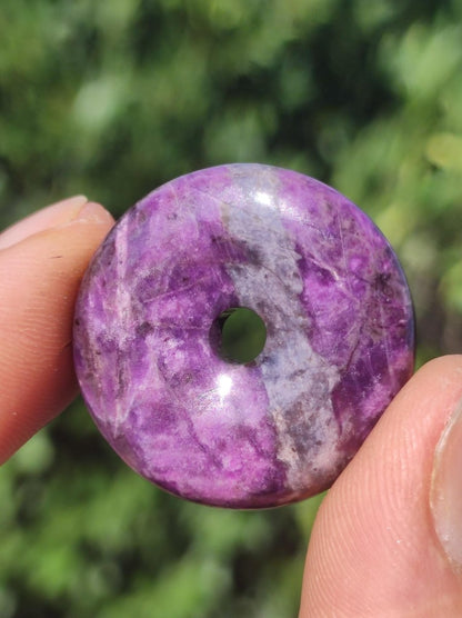 Sugilith Schutz Donut Edelstein Kristall Heilstein Rarität Selten Sammler Sugilit lila Anhänger rund Geschenk Mann Frau Er Sie Freund violet - Art of Nature Berlin