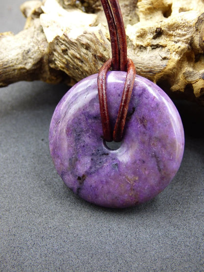 Sugilith Schutz Donut Edelstein Kristall Heilstein Rarität Selten Sammler Sugilit lila Anhänger rund Geschenk Mann Frau Er Sie Freund violet - Art of Nature Berlin