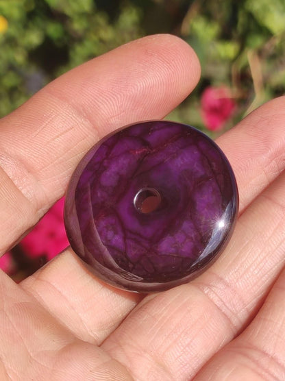 Sugilith Schutz Donut Edelstein Kristall Heilstein Rarität Selten Sammler Sugilit lila Anhänger rund Geschenk Mann Frau Er Sie Freund violet - Art of Nature Berlin