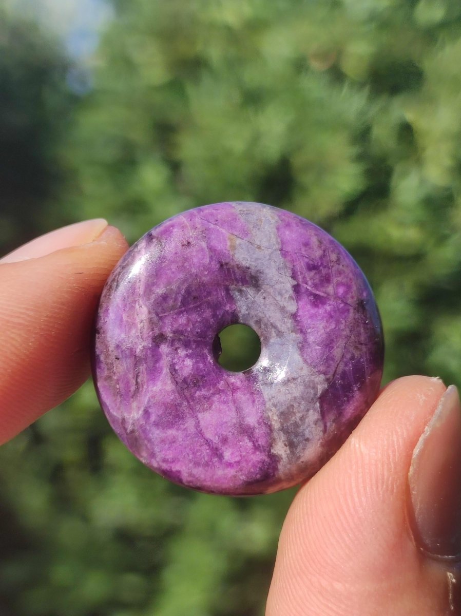 Sugilith Schutz Donut Edelstein Kristall Heilstein Rarität Selten Sammler Sugilit lila Anhänger rund Geschenk Mann Frau Er Sie Freund violet - Art of Nature Berlin
