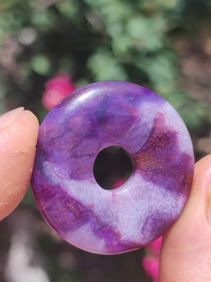 Sugilith Schutz Donut Edelstein Kristall Heilstein Rarität Selten Sammler Sugilit lila Anhänger rund Geschenk Mann Frau Er Sie Freund violet - Art of Nature Berlin
