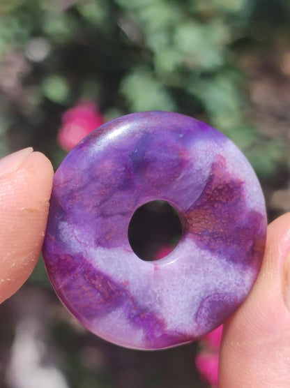 Sugilith Schutz Donut Edelstein Kristall Heilstein Rarität Selten Sammler Sugilit lila Anhänger rund Geschenk Mann Frau Er Sie Freund violet - Art of Nature Berlin