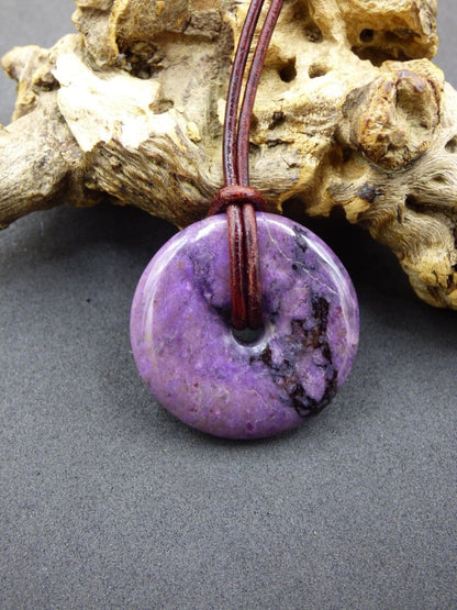 Sugilith Schutz Donut Edelstein Kristall Heilstein Rarität Selten Sammler Sugilit lila Anhänger rund Geschenk Mann Frau Er Sie Freund violet - Art of Nature Berlin