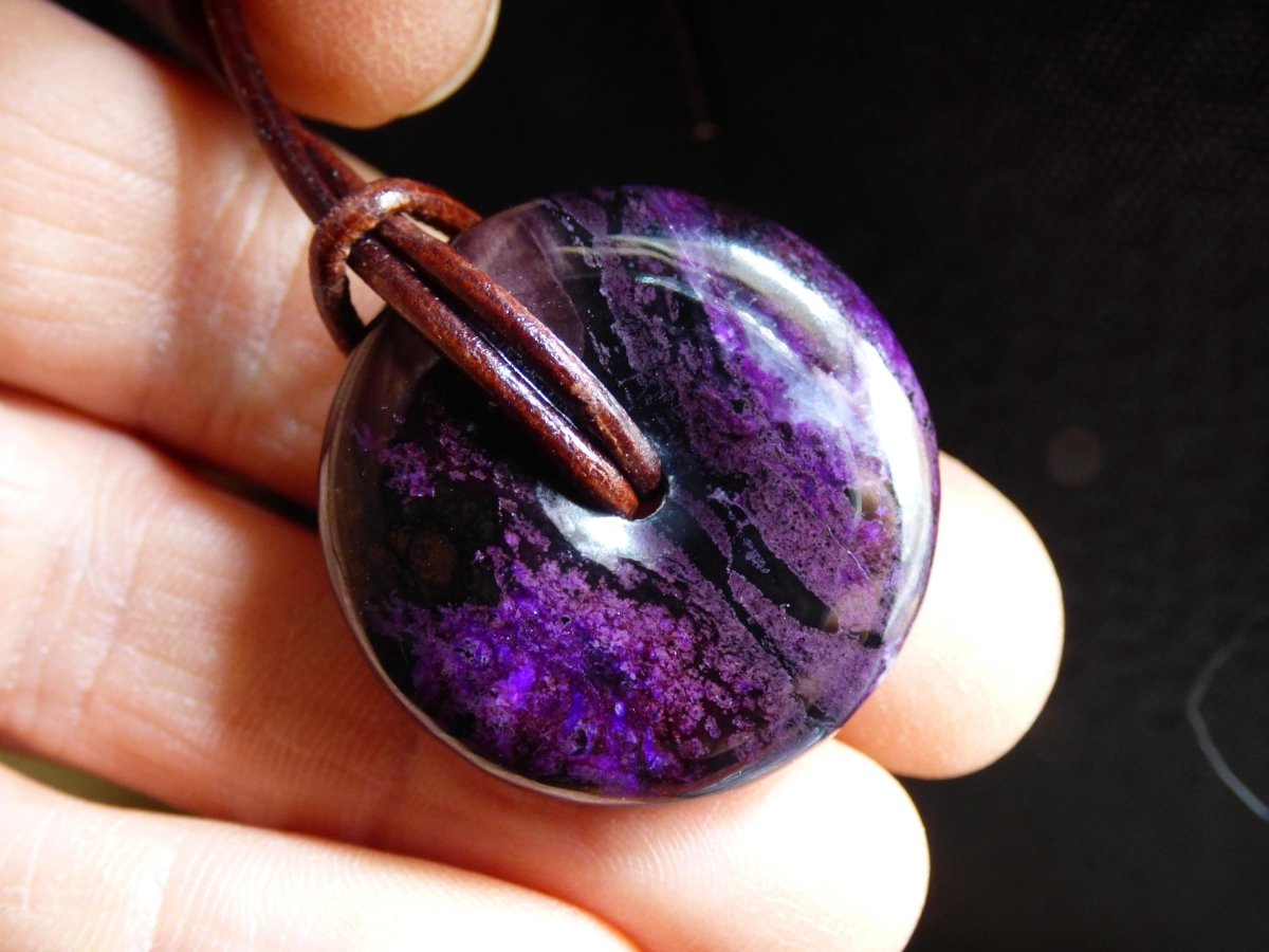 Sugilith Schutz Donut Edelstein Kristall Heilstein Rarität Selten Sammler Sugilit lila Anhänger rund Geschenk Mann Frau Er Sie Freund violet - Art of Nature Berlin