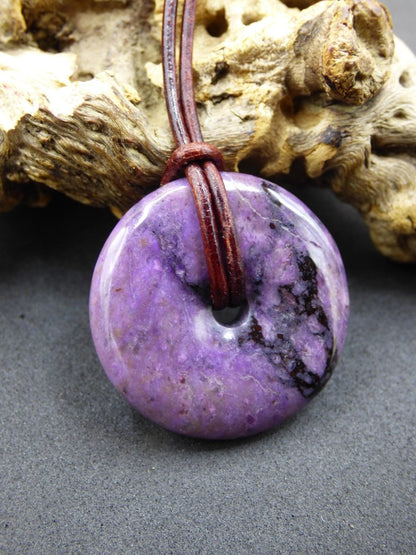 Sugilith Schutz Donut Edelstein Kristall Heilstein Rarität Selten Sammler Sugilit lila Anhänger rund Geschenk Mann Frau Er Sie Freund violet - Art of Nature Berlin