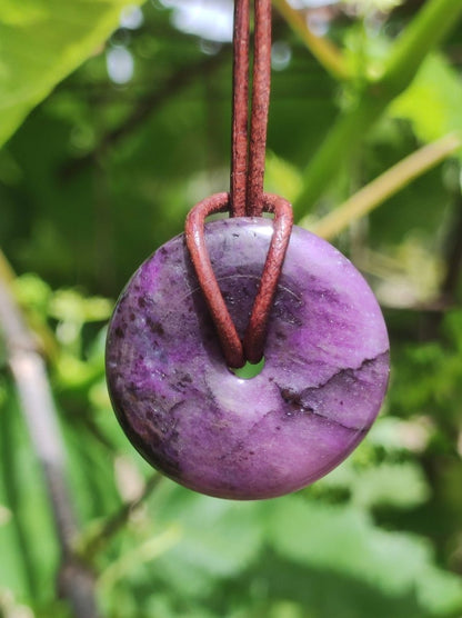 Sugilith Schutz Donut Edelstein Kristall Heilstein Rarität Selten Sammler Sugilit lila Anhänger rund Geschenk Mann Frau Er Sie Freund violet - Art of Nature Berlin