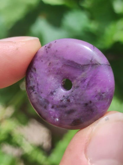 Sugilith Schutz Donut Edelstein Kristall Heilstein Rarität Selten Sammler Sugilit lila Anhänger rund Geschenk Mann Frau Er Sie Freund violet - Art of Nature Berlin