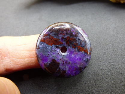 Sugilith Schutz Donut Edelstein Kristall Heilstein Rarität Selten Sammler Sugilit lila Anhänger rund Geschenk Mann Frau Er Sie Freund violet - Art of Nature Berlin
